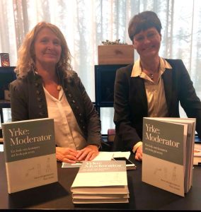 Moderatorerna Karin Klingenstierna och Åsa Lindell är författare till boken Yrke Moderator.